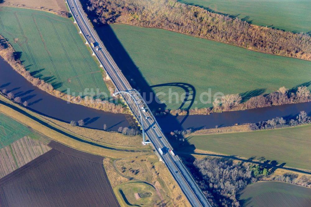 Plötzkau aus der Vogelperspektive: Fluß - Brückenbauwerk der A14 über den Fluß Saale in Plötzkau im Bundesland Sachsen-Anhalt