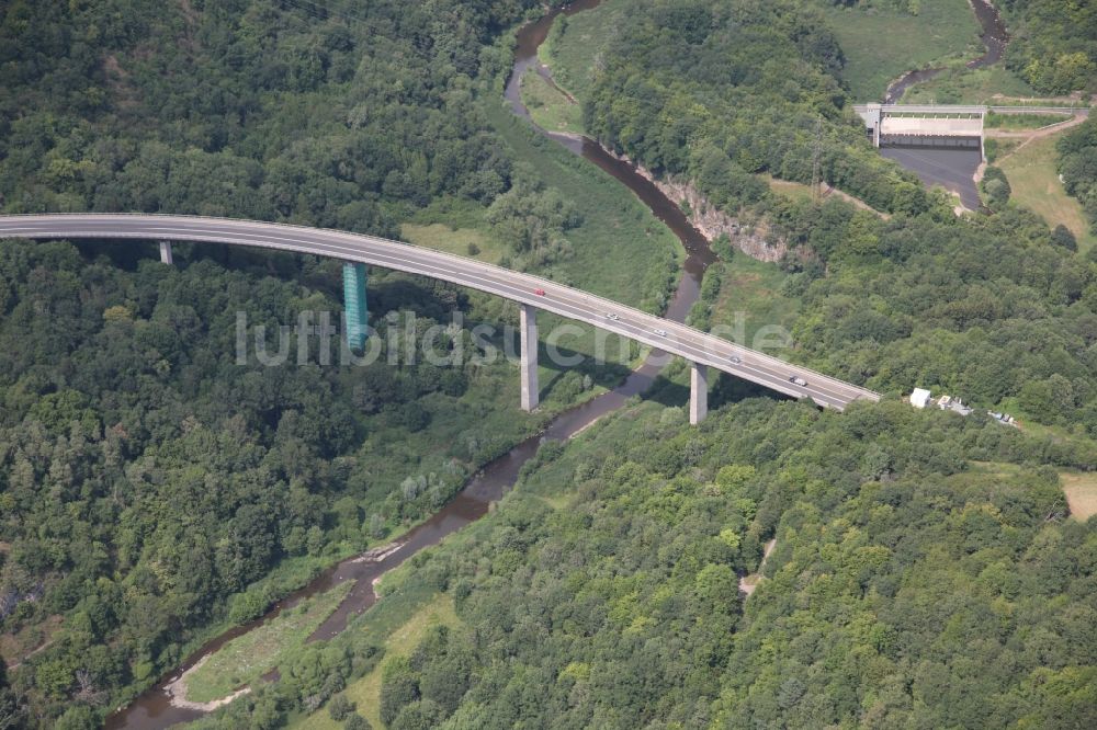 Idar-Oberstein von oben - Fluß - Brückenbauwerk über die Idar in Idar-Oberstein im Bundesland Rheinland-Pfalz, Deutschland