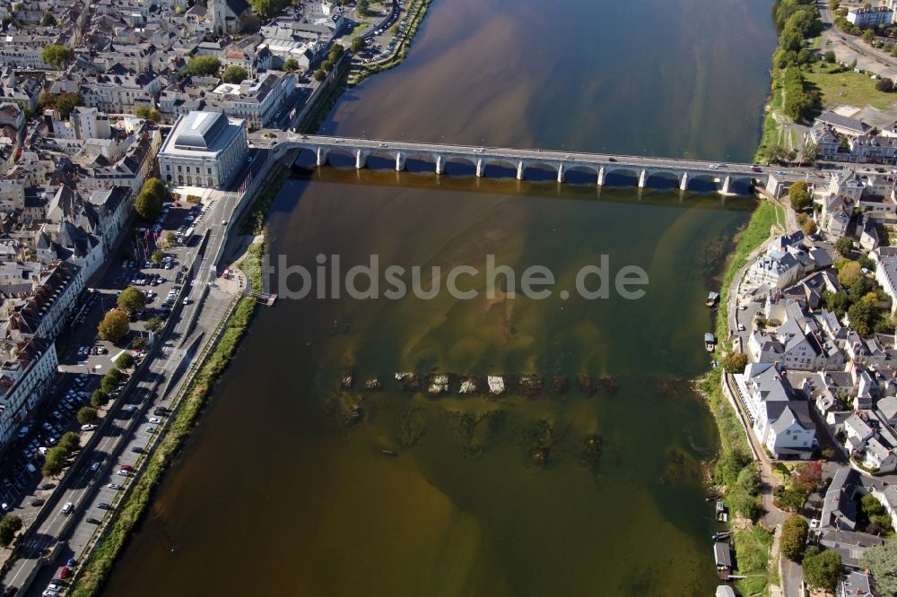 Saumur von oben - Fluß - Brückenbauwerk über die Loire in Saumur in Pays de la Loire, Frankreich