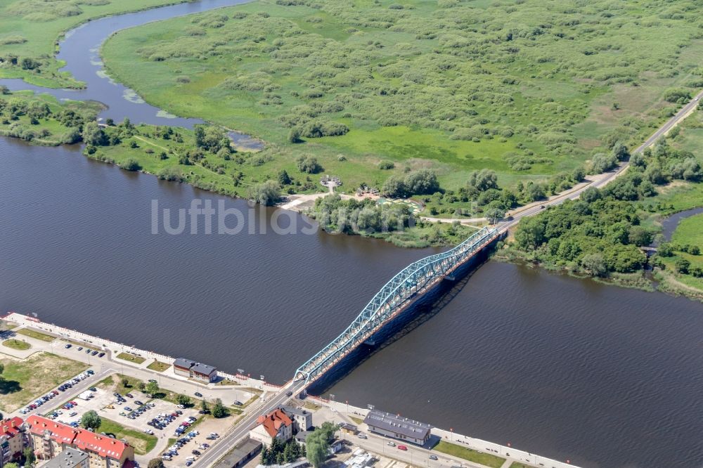 Luftaufnahme Gryfino - Fluß - Brückenbauwerk über die Oder in Gryfino in Westpommern, Polen