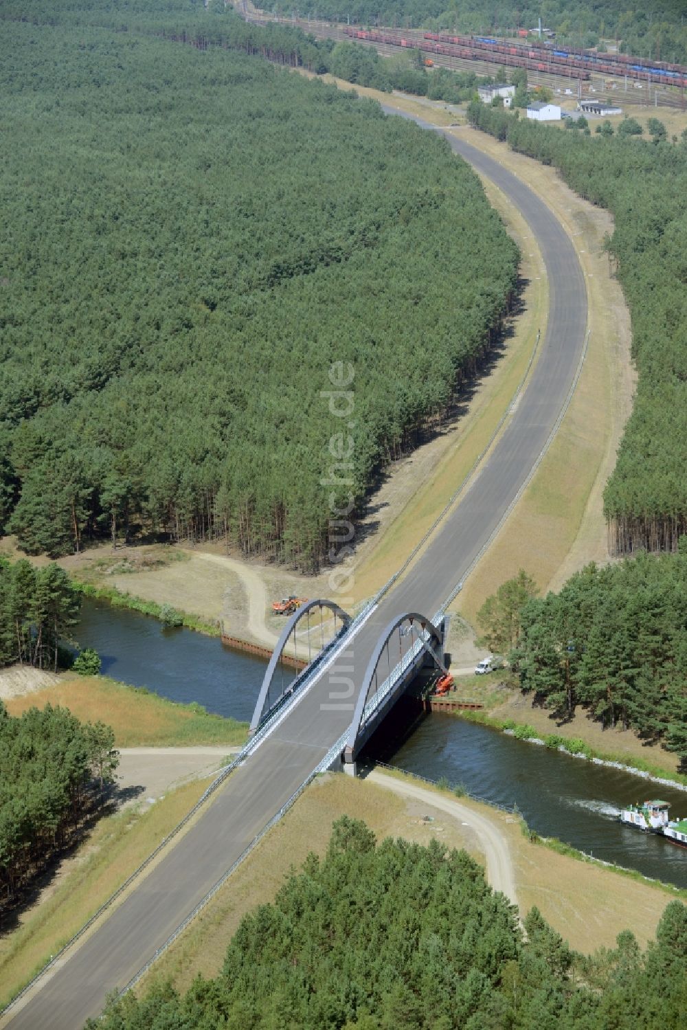 Luftaufnahme Ziltendorf - Fluß - Brückenbauwerk über den Oder-Spree-Kanal entlang der Ortsumgehung der B112 bei Ziltendorf im Bundesland Brandenburg