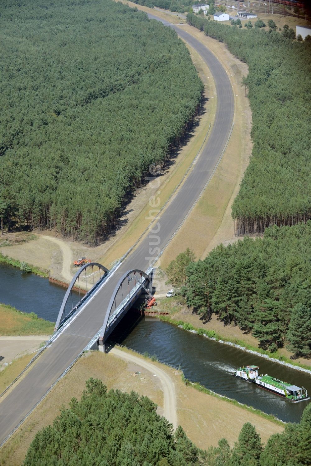 Ziltendorf von oben - Fluß - Brückenbauwerk über den Oder-Spree-Kanal entlang der Ortsumgehung der B112 bei Ziltendorf im Bundesland Brandenburg