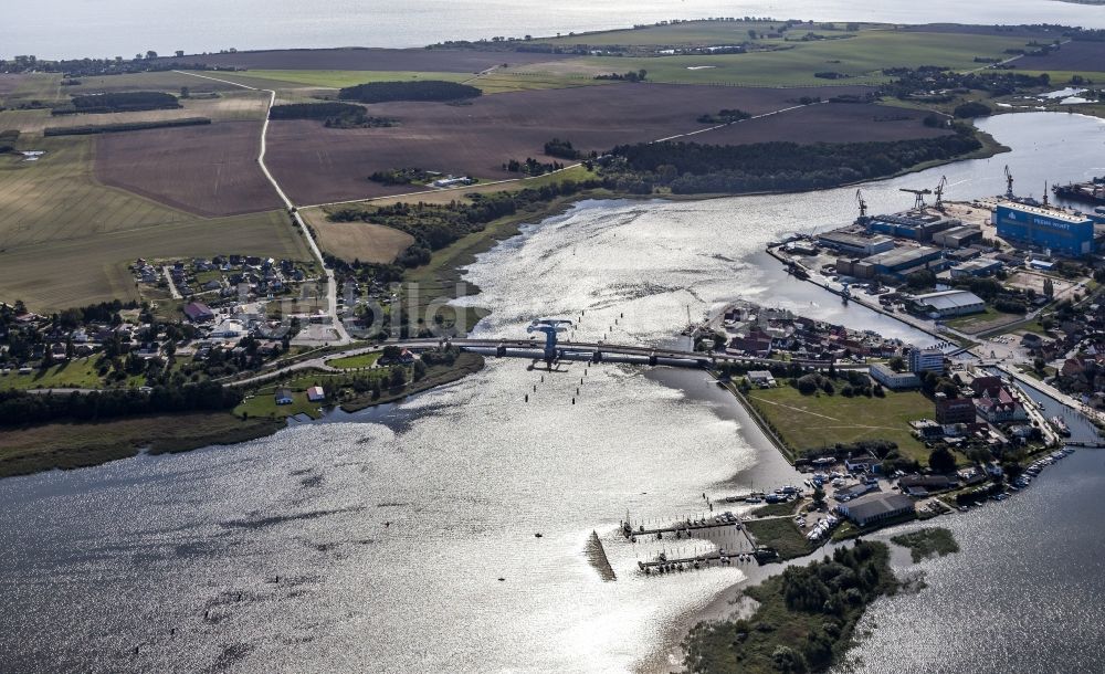 Wolgast aus der Vogelperspektive: Fluß - Brückenbauwerk über den Peenestrom in Wolgast im Bundesland Mecklenburg-Vorpommern