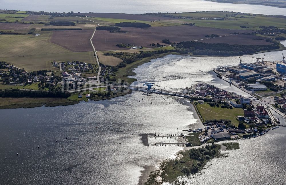 Luftbild Wolgast - Fluß - Brückenbauwerk über den Peenestrom in Wolgast im Bundesland Mecklenburg-Vorpommern