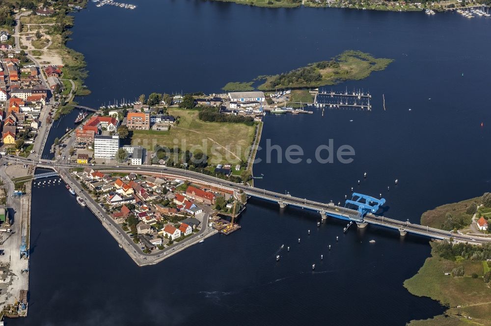 Luftaufnahme Wolgast - Fluß - Brückenbauwerk über den Peenestrom in Wolgast im Bundesland Mecklenburg-Vorpommern