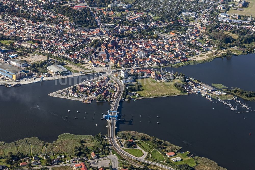 Wolgast von oben - Fluß - Brückenbauwerk über den Peenestrom in Wolgast im Bundesland Mecklenburg-Vorpommern