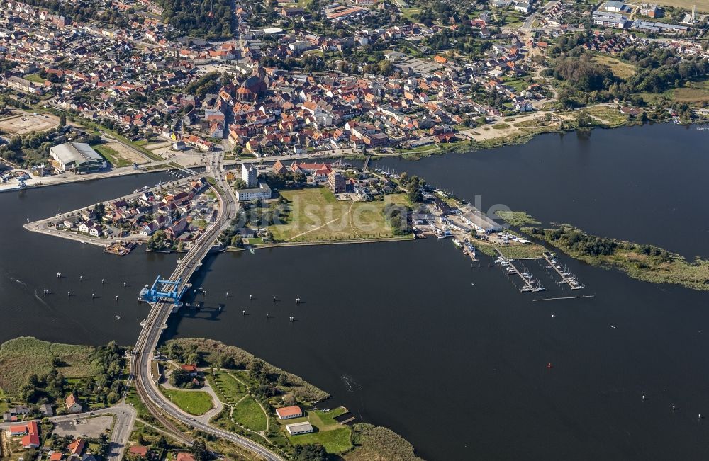 Wolgast aus der Vogelperspektive: Fluß - Brückenbauwerk über den Peenestrom in Wolgast im Bundesland Mecklenburg-Vorpommern