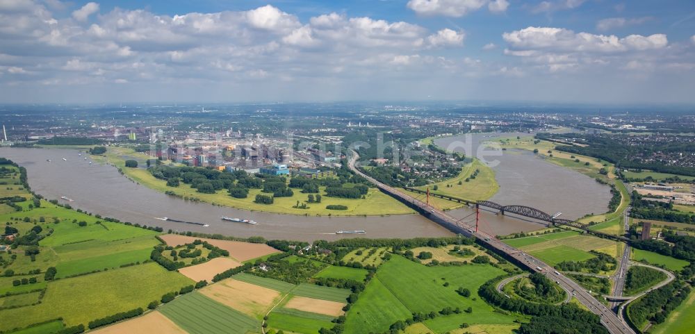 Duisburg aus der Vogelperspektive: Fluß - Brückenbauwerk über den Rhein in Duisburg im Bundesland Nordrhein-Westfalen