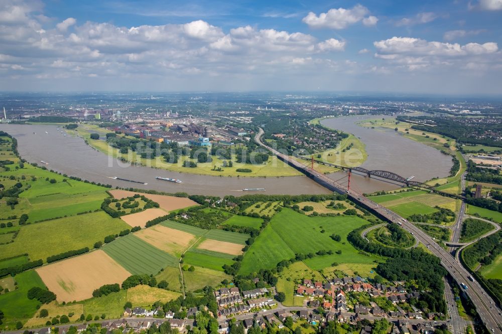 Luftbild Duisburg - Fluß - Brückenbauwerk über den Rhein in Duisburg im Bundesland Nordrhein-Westfalen