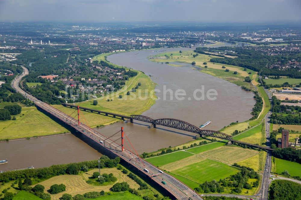 Luftaufnahme Duisburg - Fluß - Brückenbauwerk über den Rhein in Duisburg im Bundesland Nordrhein-Westfalen