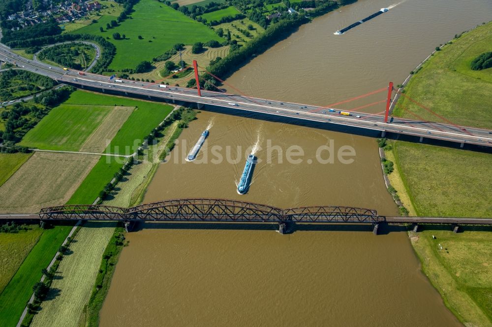 Luftaufnahme Duisburg - Fluß - Brückenbauwerk über den Rhein in Duisburg im Bundesland Nordrhein-Westfalen