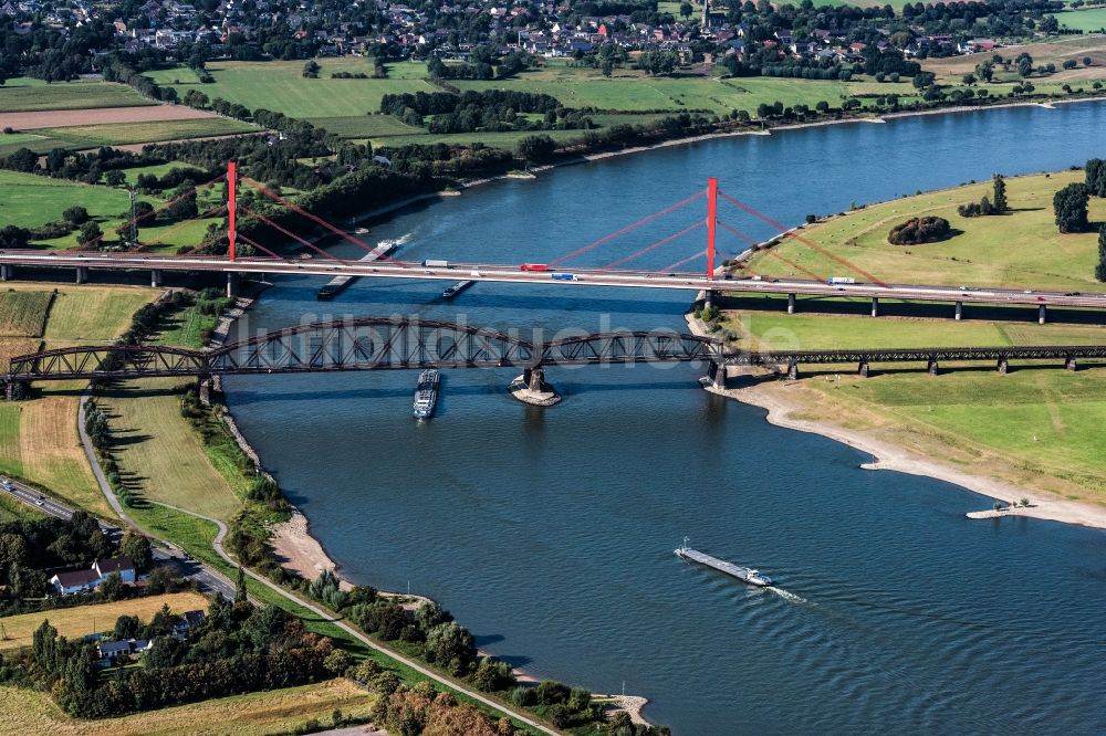 Duisburg aus der Vogelperspektive: Fluß - Brückenbauwerk über den Rhein in Duisburg im Bundesland Nordrhein-Westfalen