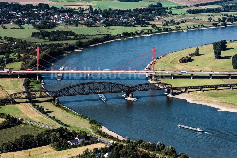 Luftbild Duisburg - Fluß - Brückenbauwerk über den Rhein in Duisburg im Bundesland Nordrhein-Westfalen