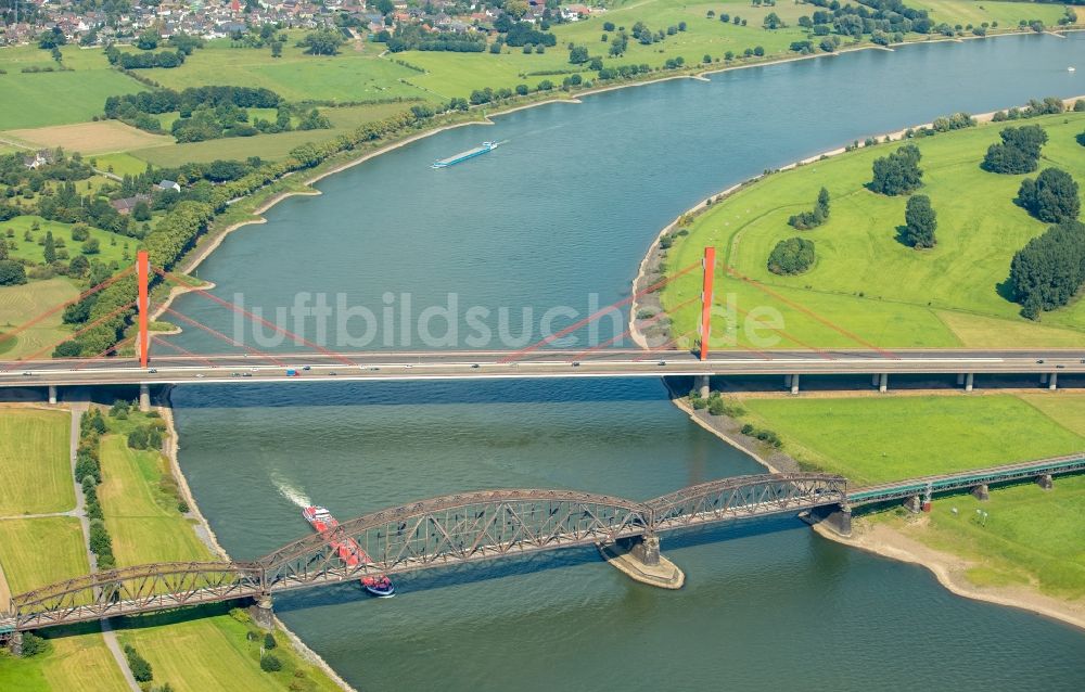 Luftaufnahme Duisburg - Fluß - Brückenbauwerk über den Rhein in Duisburg im Bundesland Nordrhein-Westfalen