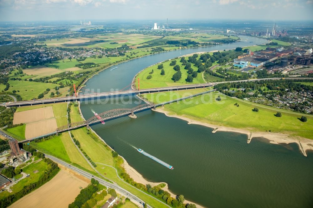 Duisburg von oben - Fluß - Brückenbauwerk über den Rhein in Duisburg im Bundesland Nordrhein-Westfalen