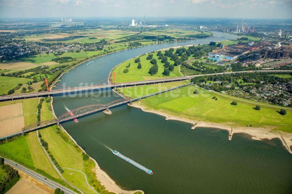 Duisburg aus der Vogelperspektive: Fluß - Brückenbauwerk über den Rhein in Duisburg im Bundesland Nordrhein-Westfalen