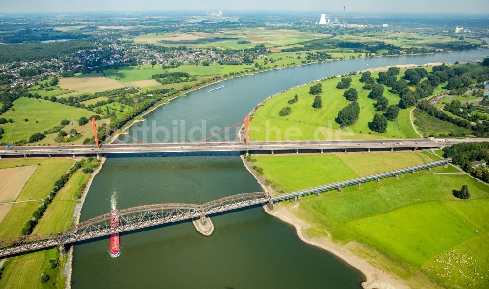 Luftbild Duisburg - Fluß - Brückenbauwerk über den Rhein in Duisburg im Bundesland Nordrhein-Westfalen