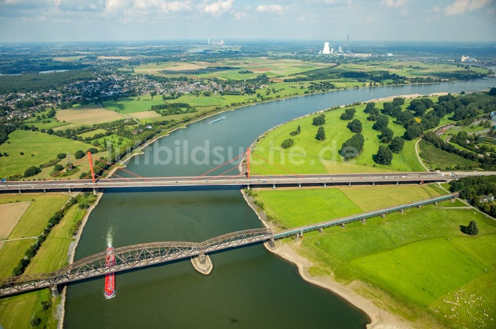 Luftaufnahme Duisburg - Fluß - Brückenbauwerk über den Rhein in Duisburg im Bundesland Nordrhein-Westfalen