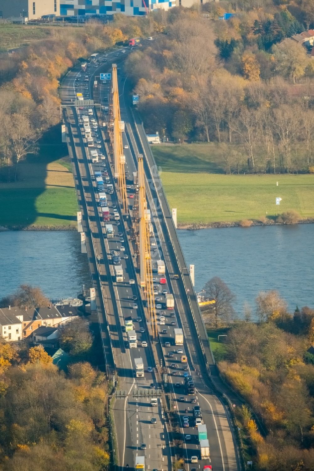 Duisburg von oben - Fluß - Brückenbauwerk über den Rhein in Duisburg im Bundesland Nordrhein-Westfalen