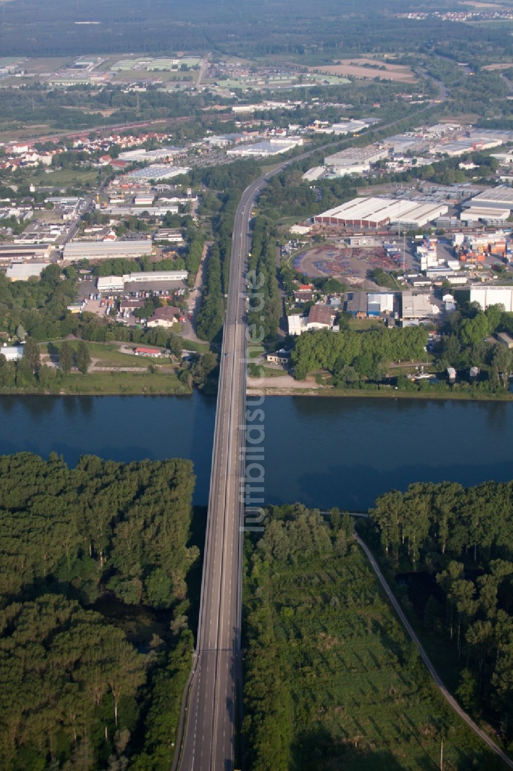 Germersheim von oben - Fluß - Brückenbauwerk der B35 über den Rhein in Germersheim im Bundesland Rheinland-Pfalz, Deutschland