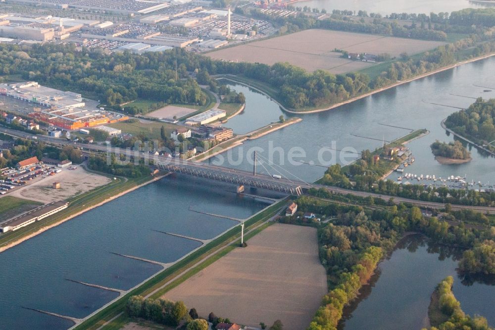 Karlsruhe aus der Vogelperspektive: Fluß - Brückenbauwerk über den Rhein im Ortsteil Knielingen in Karlsruhe im Bundesland Baden-Württemberg, Deutschland