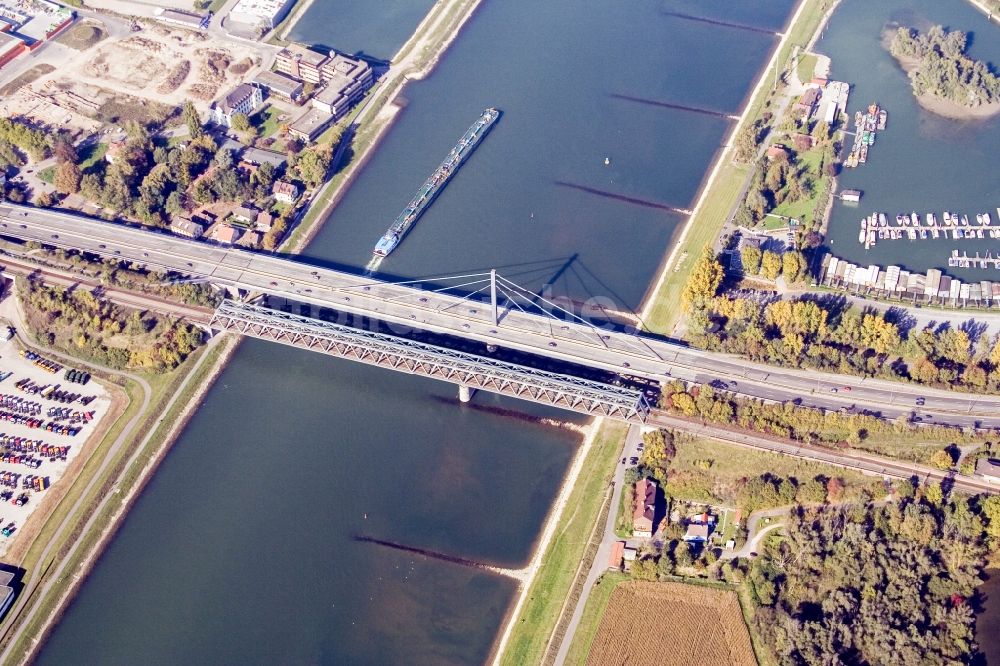 Luftbild Karlsruhe - Fluß - Brückenbauwerk über den Rhein im Ortsteil Knielingen in Karlsruhe im Bundesland Baden-Württemberg, Deutschland