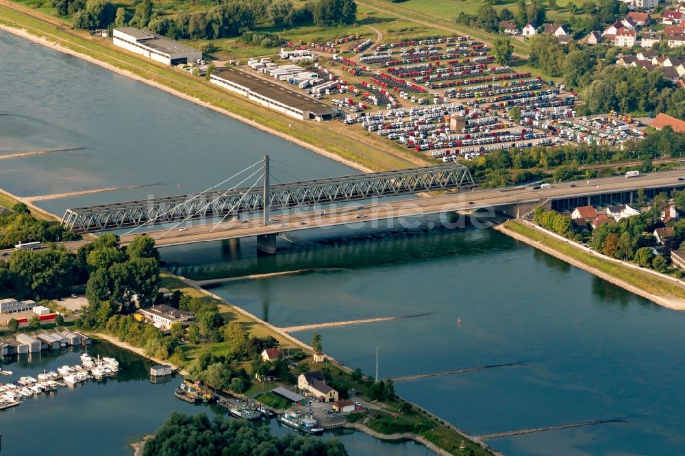 Luftaufnahme Karlsruhe - Fluß - Brückenbauwerk über den Rhein im Ortsteil Maxau in Karlsruhe im Bundesland Baden-Württemberg, Deutschland