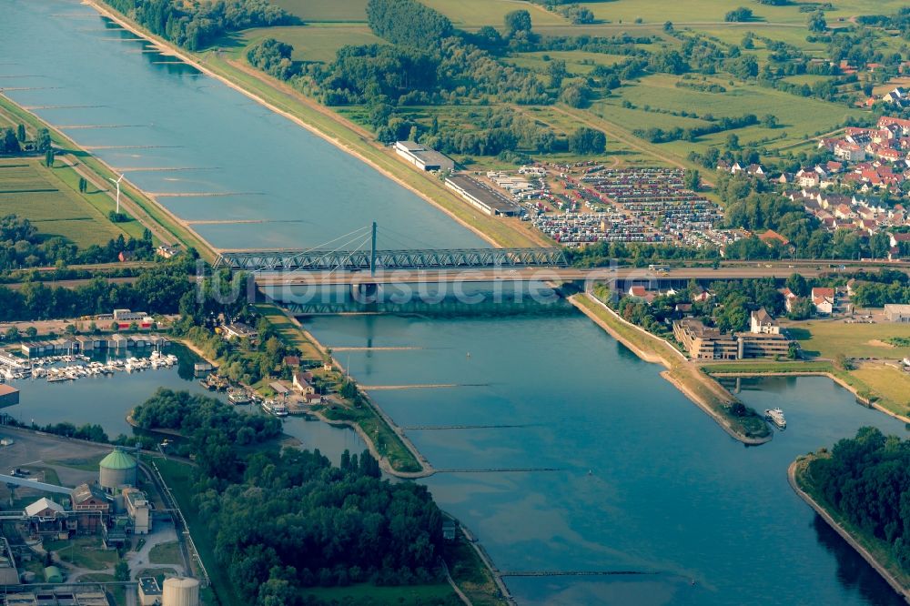 Karlsruhe aus der Vogelperspektive: Fluß - Brückenbauwerk über den Rhein im Ortsteil Maxau in Karlsruhe im Bundesland Baden-Württemberg, Deutschland