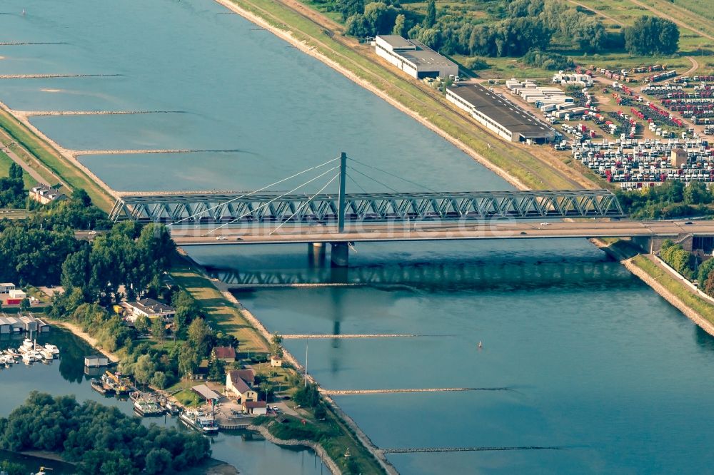 Luftbild Karlsruhe - Fluß - Brückenbauwerk über den Rhein im Ortsteil Maxau in Karlsruhe im Bundesland Baden-Württemberg, Deutschland