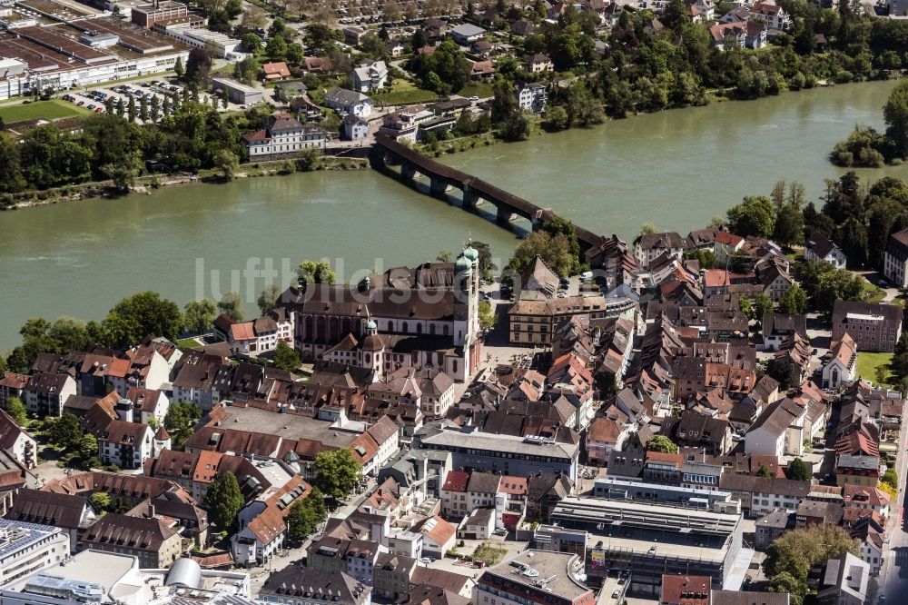 Luftaufnahme Stein - Fluß - Brückenbauwerk über den Rhein in Stein im Kanton Aargau, Schweiz