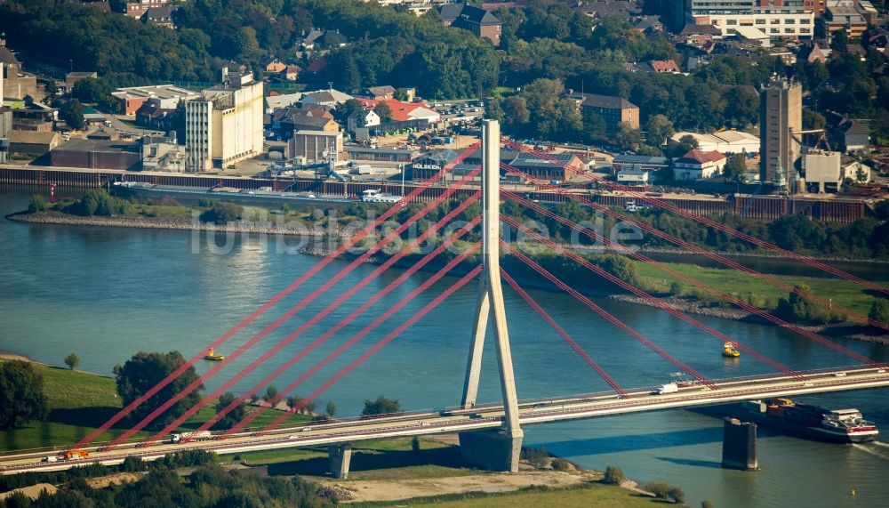 Luftaufnahme Wesel - Fluß - Brückenbauwerk über den Rhein in Wesel im Bundesland Nordrhein-Westfalen