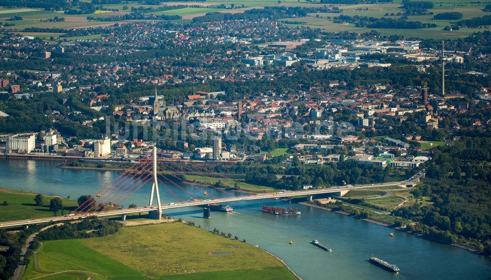 Wesel von oben - Fluß - Brückenbauwerk über den Rhein in Wesel im Bundesland Nordrhein-Westfalen