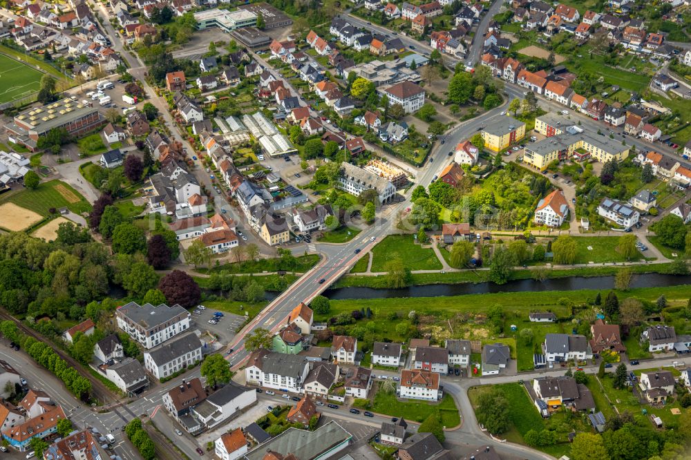 Marsberg von oben - Fluß - Brückenbauwerk über die Riemel an der Hauptstraße und der Lillers-Straße in Marsberg im Bundesland Nordrhein-Westfalen, Deutschland