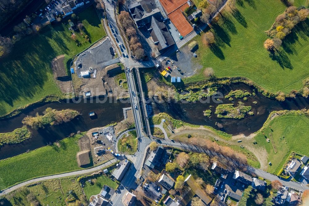 Arnsberg aus der Vogelperspektive: Fluß - Brückenbauwerk über die Ruhr im Ortsteil Oeventrop in Arnsberg im Bundesland Nordrhein-Westfalen