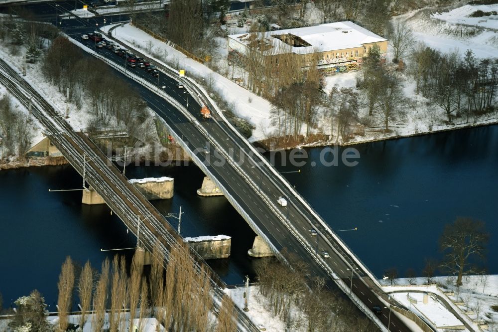 Berlin von oben - Fluß - Brückenbauwerk über die Spree an der Spindlersfelder Straße in Berlin