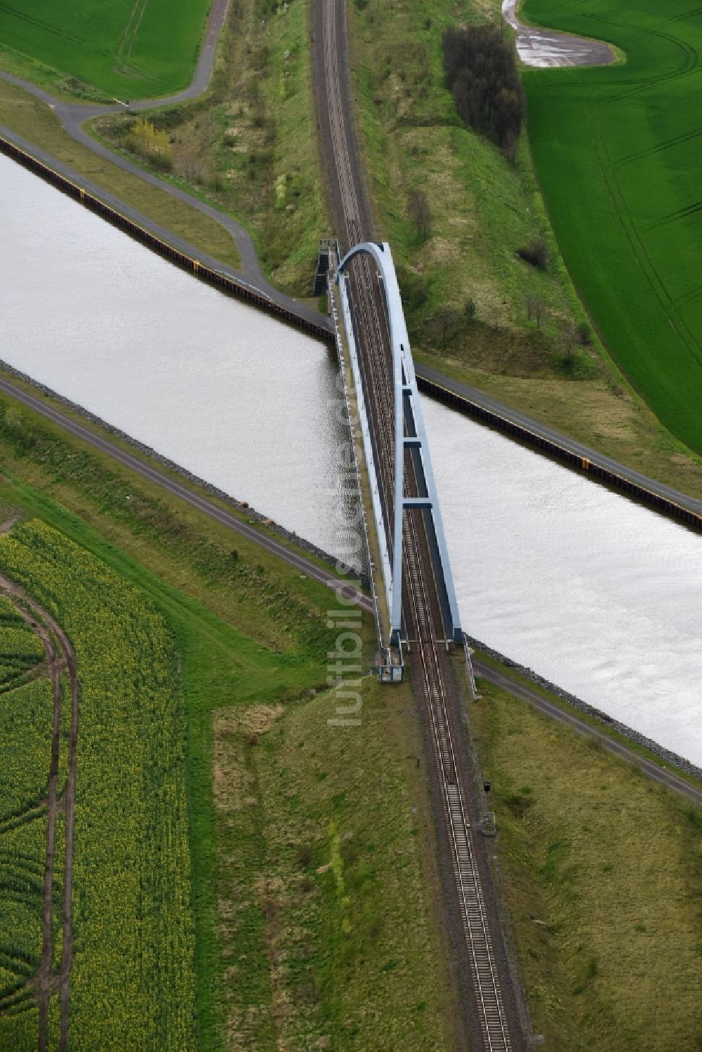 Luftbild Wieglitz - Fluß - Brückenbauwerk über die Ufer des Mittellandkanales in Wieglitz im Bundesland Sachsen-Anhalt