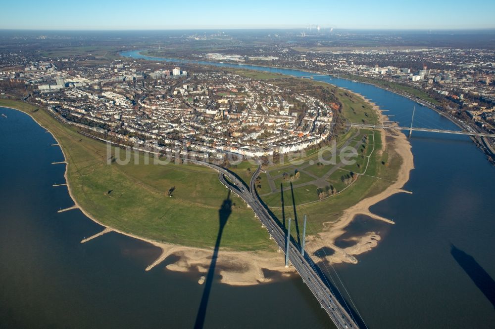 Düsseldorf aus der Vogelperspektive: Fluß - Brückenbauwerk über die Ufer des Rhein im Ortsteil Carlstadt in Düsseldorf im Bundesland Nordrhein-Westfalen