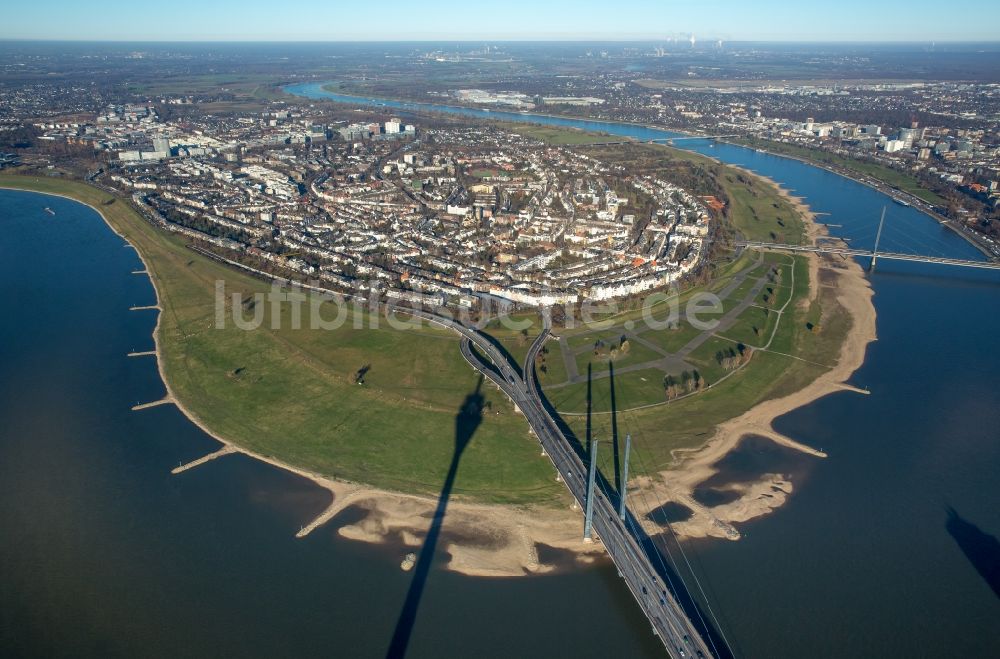 Luftbild Düsseldorf - Fluß - Brückenbauwerk über die Ufer des Rhein im Ortsteil Carlstadt in Düsseldorf im Bundesland Nordrhein-Westfalen