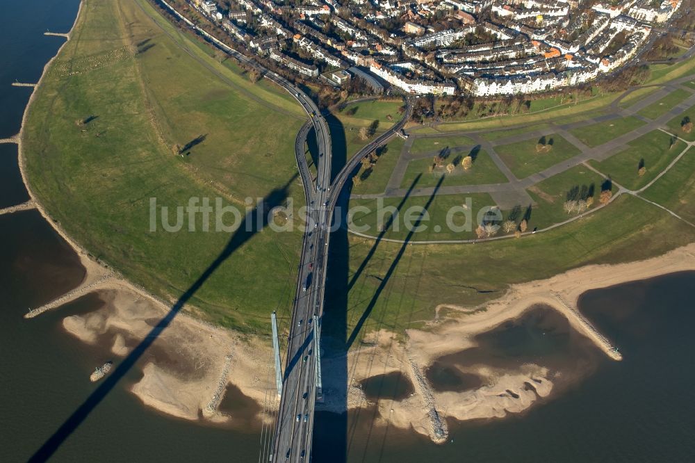 Luftaufnahme Düsseldorf - Fluß - Brückenbauwerk über die Ufer des Rhein im Ortsteil Carlstadt in Düsseldorf im Bundesland Nordrhein-Westfalen