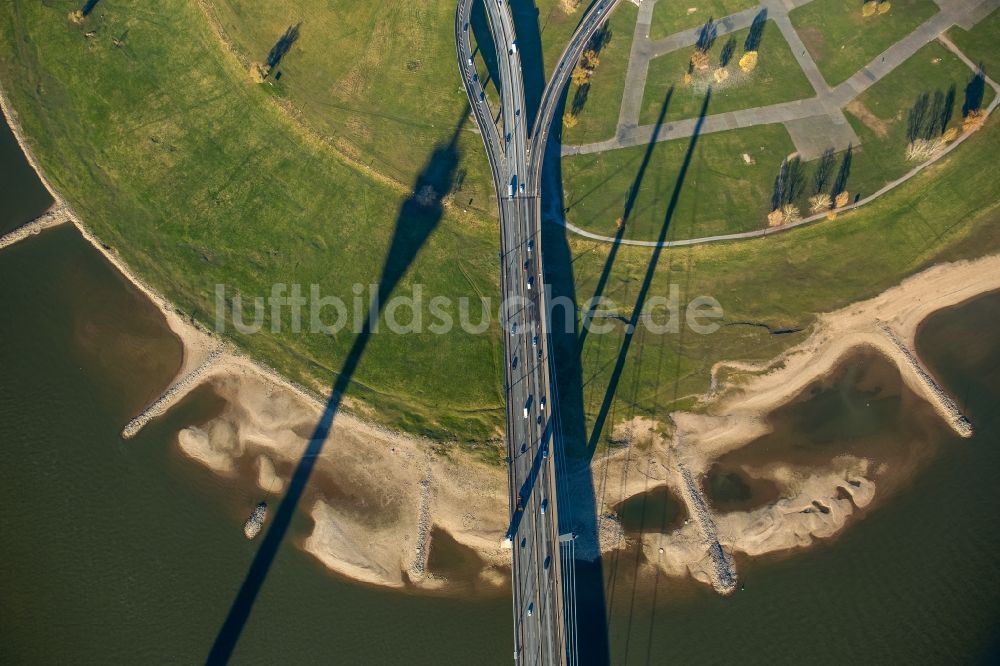 Düsseldorf von oben - Fluß - Brückenbauwerk über die Ufer des Rhein im Ortsteil Carlstadt in Düsseldorf im Bundesland Nordrhein-Westfalen