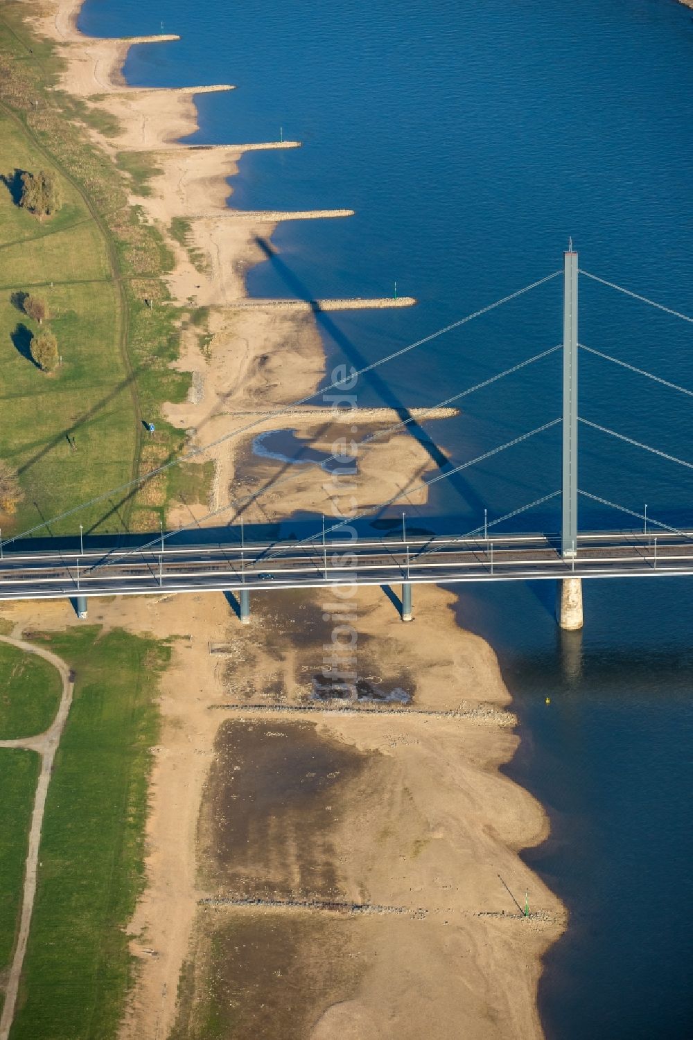 Luftbild Düsseldorf - Fluß - Brückenbauwerk über die Ufer des Rhein im Ortsteil Carlstadt in Düsseldorf im Bundesland Nordrhein-Westfalen