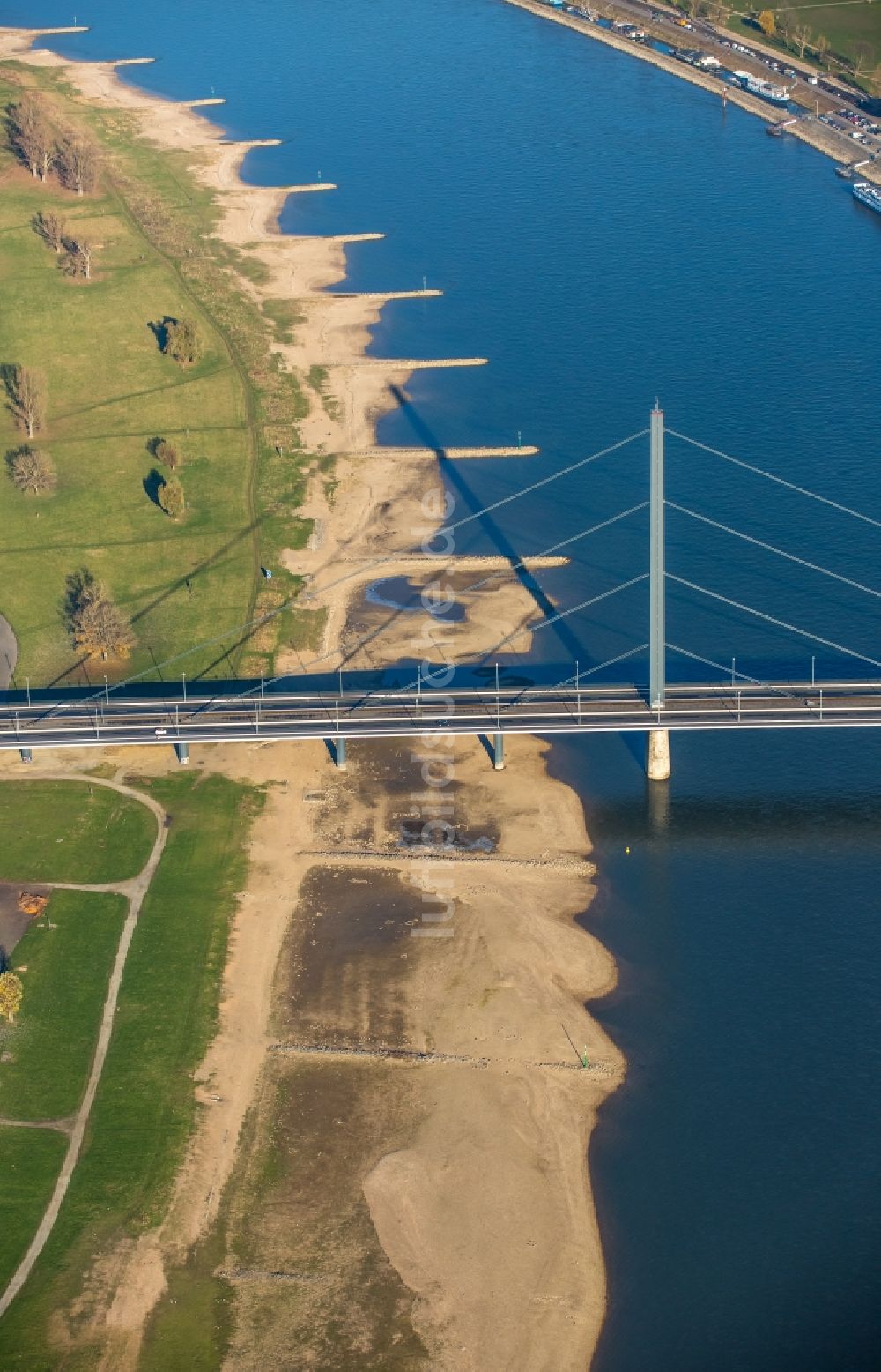 Luftaufnahme Düsseldorf - Fluß - Brückenbauwerk über die Ufer des Rhein im Ortsteil Carlstadt in Düsseldorf im Bundesland Nordrhein-Westfalen