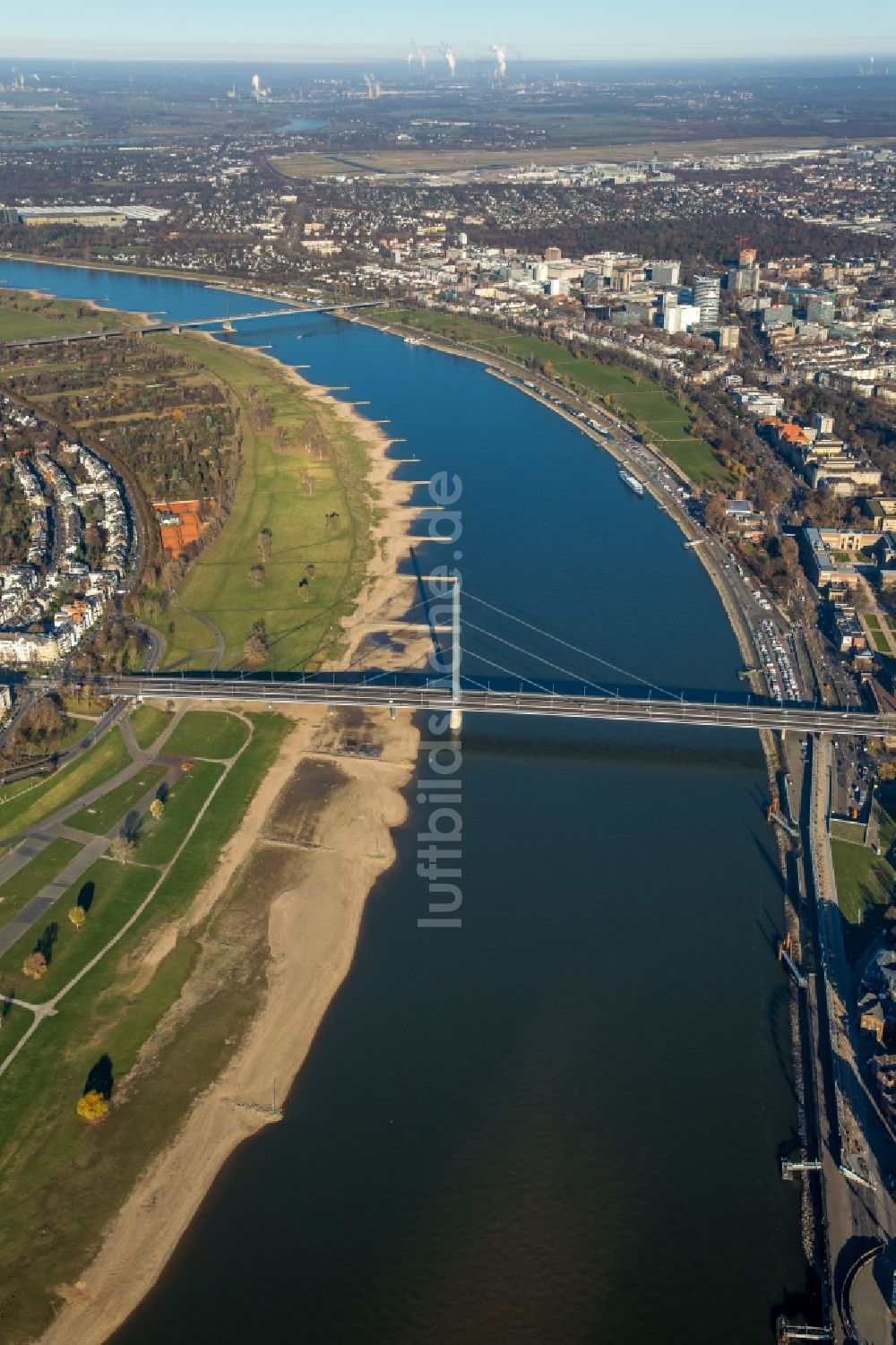 Düsseldorf von oben - Fluß - Brückenbauwerk über die Ufer des Rhein im Ortsteil Carlstadt in Düsseldorf im Bundesland Nordrhein-Westfalen