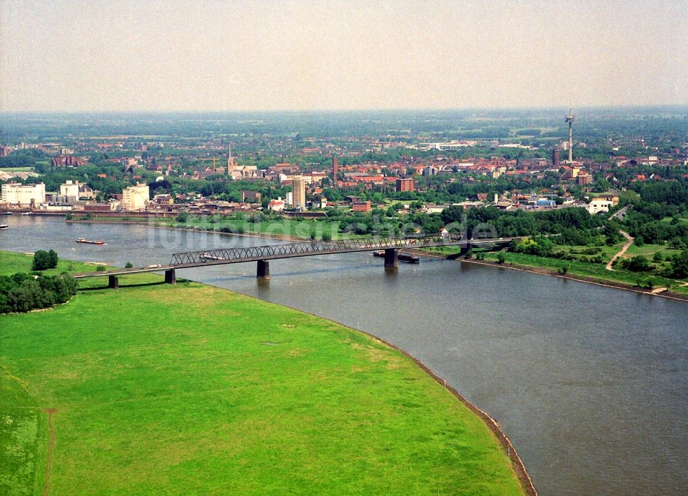 Luftaufnahme Wesel - Fluß - Brückenbauwerk über die Ufer des Rhein in Wesel im Bundesland Nordrhein-Westfalen