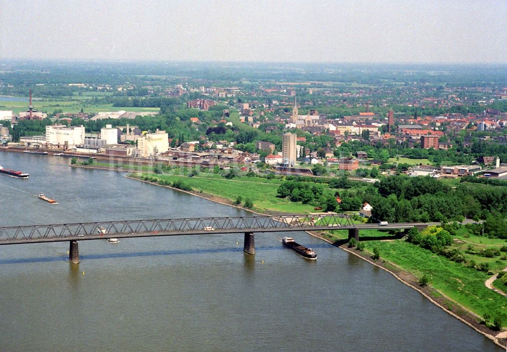 Wesel von oben - Fluß - Brückenbauwerk über die Ufer des Rhein in Wesel im Bundesland Nordrhein-Westfalen