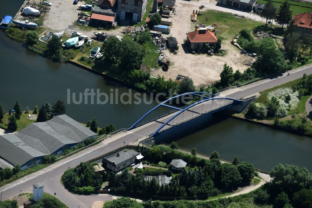 Burg von oben - Fluß - Brückenbauwerk Blumenthaler Straßenbrücke in Burg im Bundesland Sachsen-Anhalt