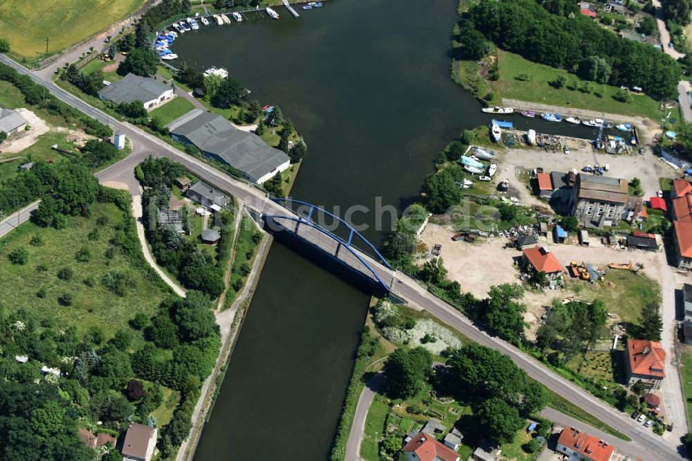 Burg aus der Vogelperspektive: Fluß - Brückenbauwerk Blumenthaler Straßenbrücke in Burg im Bundesland Sachsen-Anhalt