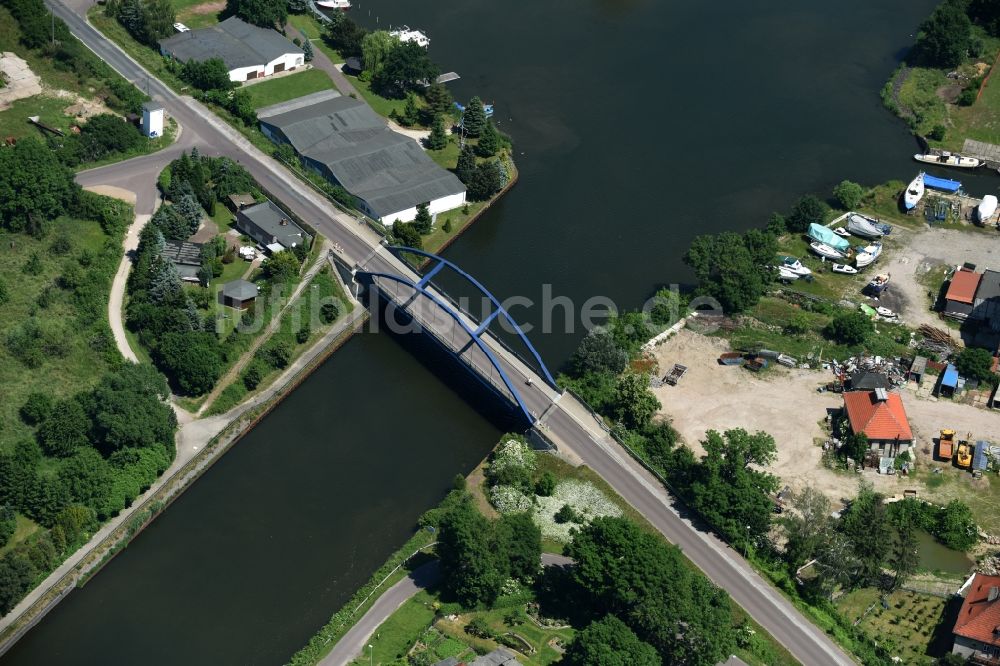 Luftbild Burg - Fluß - Brückenbauwerk Blumenthaler Straßenbrücke in Burg im Bundesland Sachsen-Anhalt