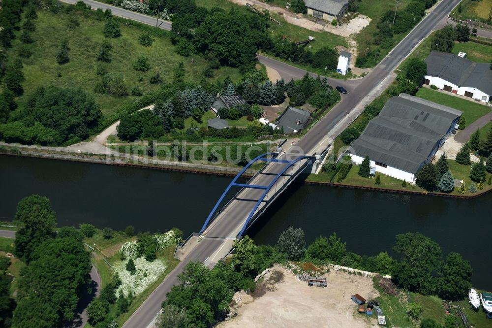 Luftaufnahme Burg - Fluß - Brückenbauwerk Blumenthaler Straßenbrücke in Burg im Bundesland Sachsen-Anhalt