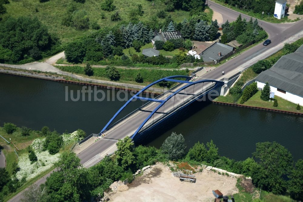 Burg von oben - Fluß - Brückenbauwerk Blumenthaler Straßenbrücke in Burg im Bundesland Sachsen-Anhalt